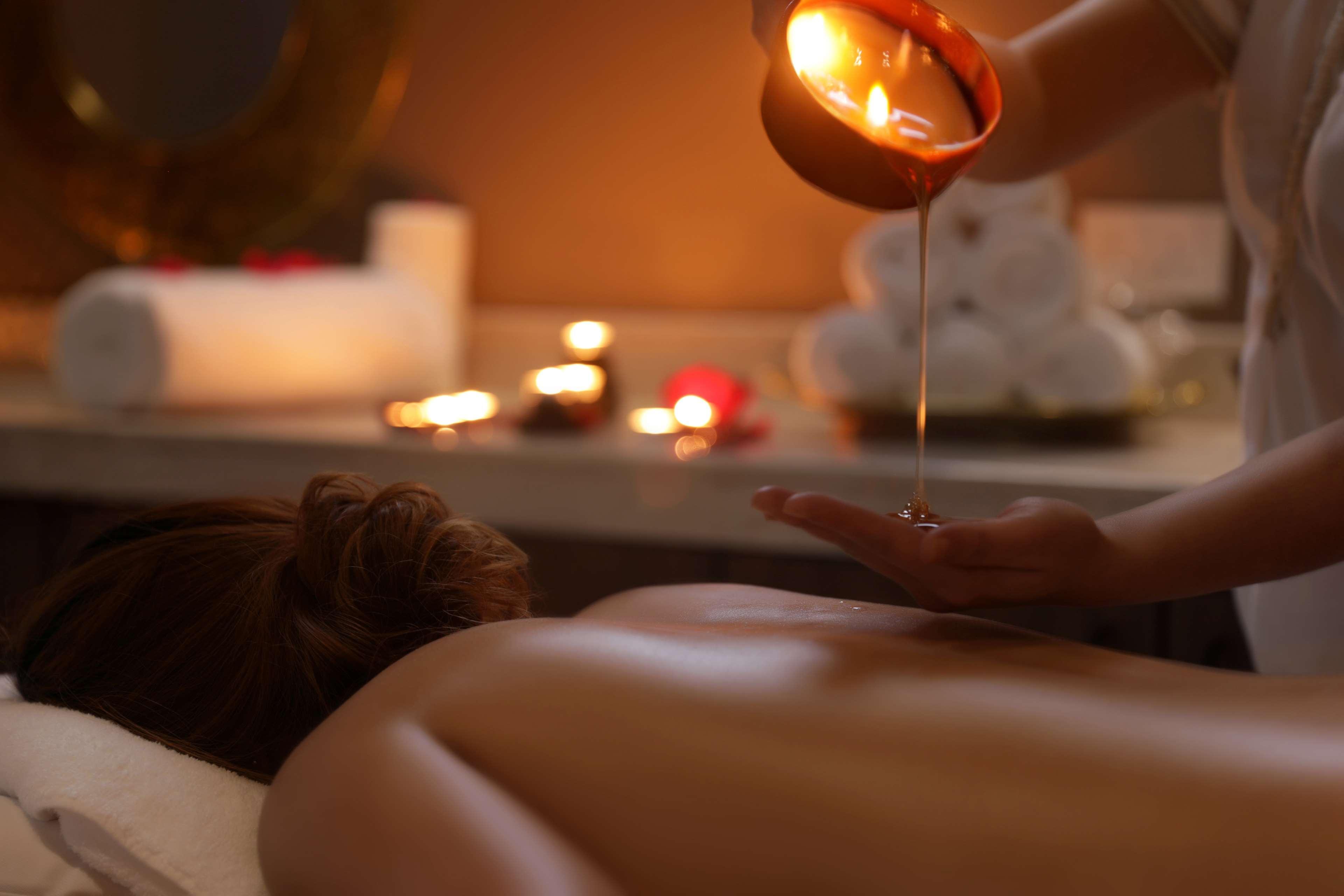 Ayla Grand Hotel Al Ain Exterior foto A massage with hot oil