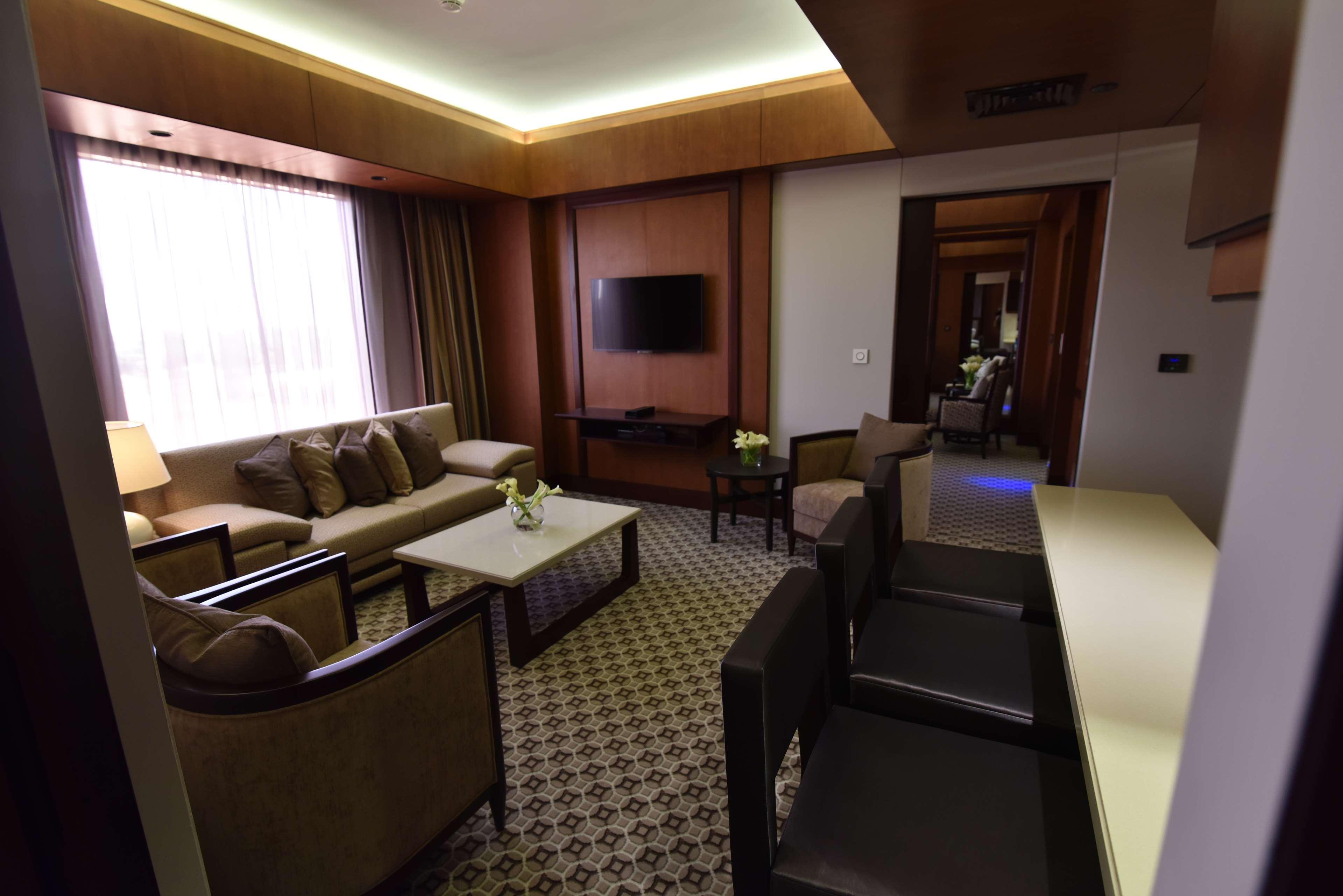 Ayla Grand Hotel Al Ain Exterior foto A suite at the hotel