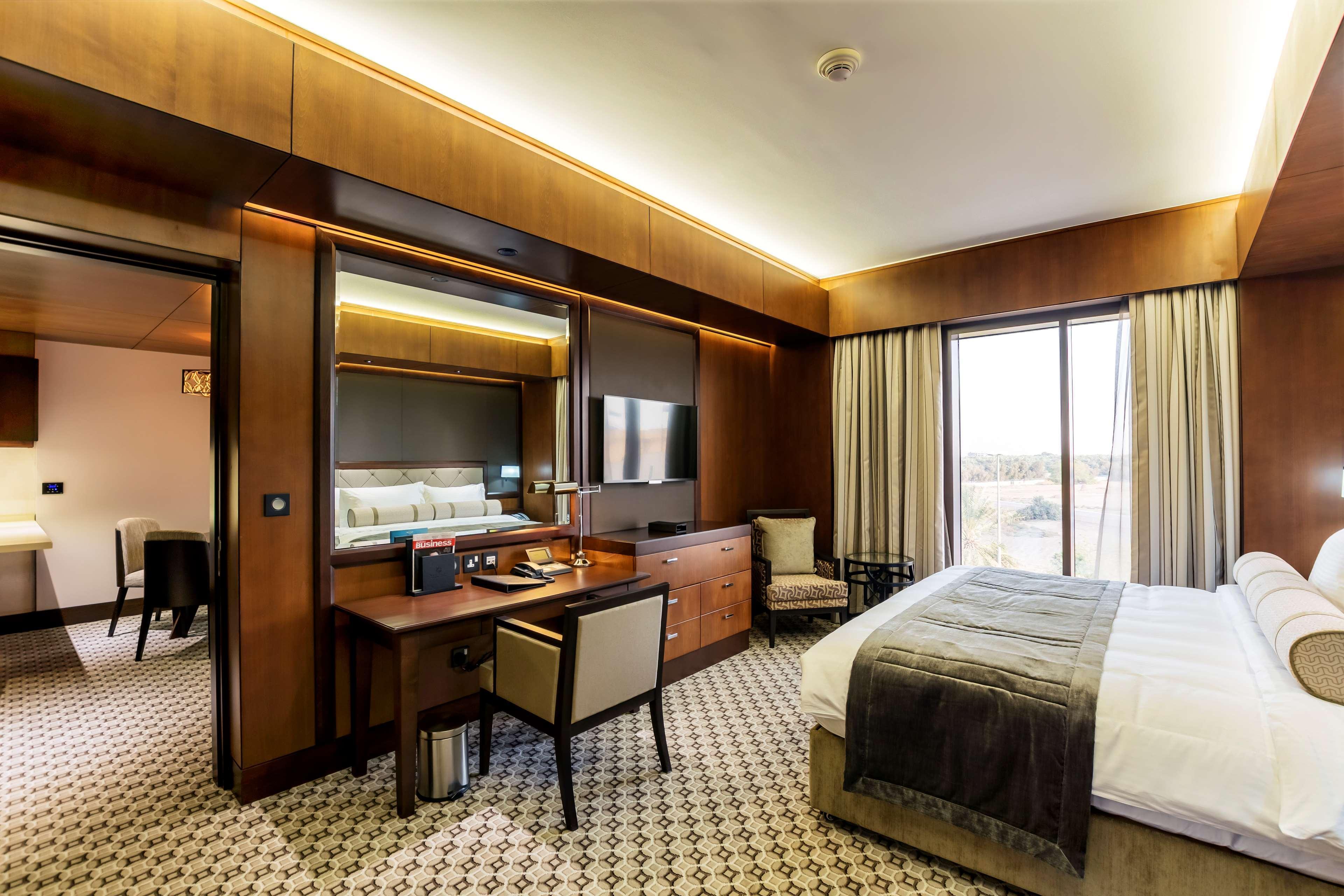 Ayla Grand Hotel Al Ain Exterior foto A suite at the hotel