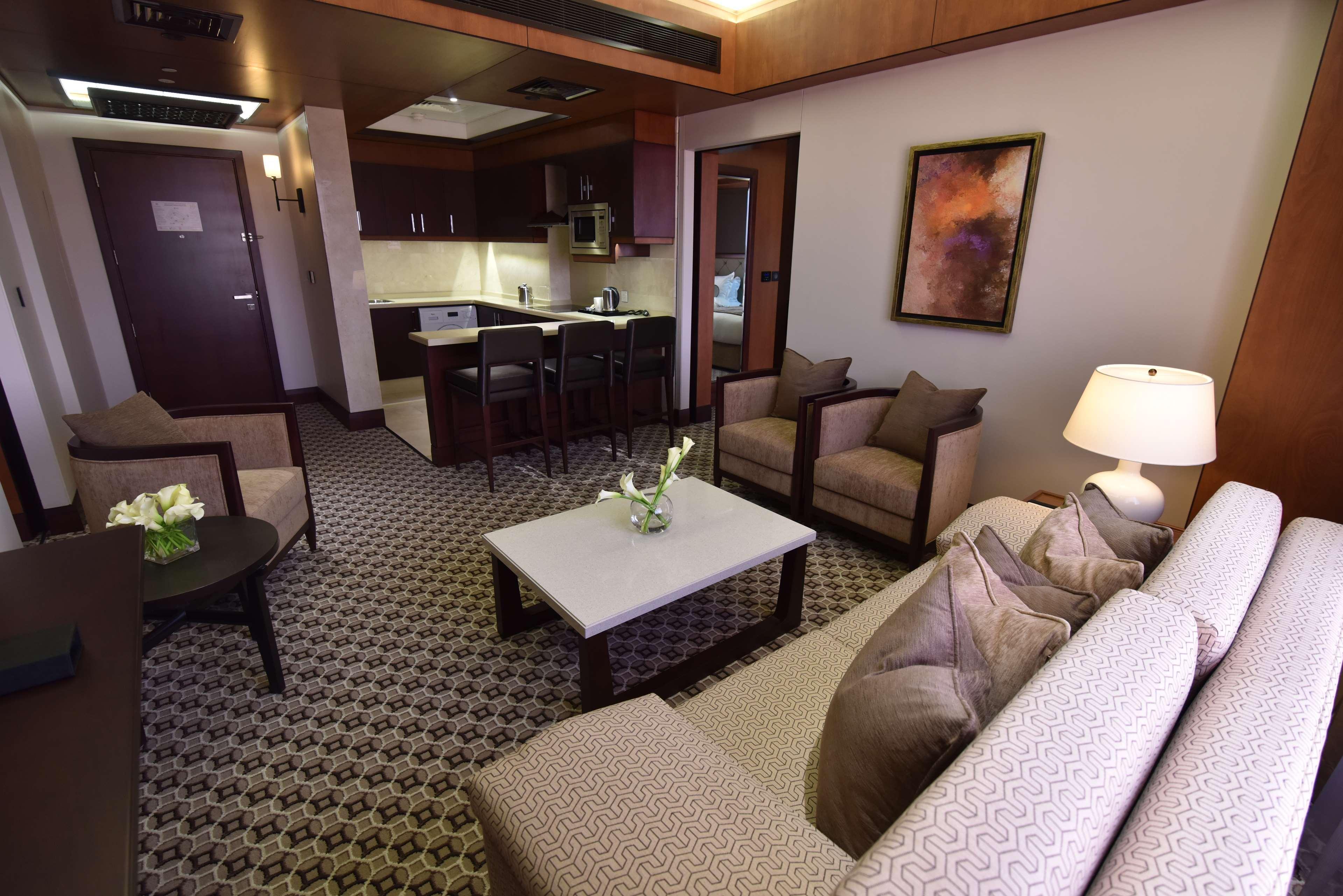 Ayla Grand Hotel Al Ain Exterior foto A living room in a suite at the Ritz-Carlton, Laguna Niguel