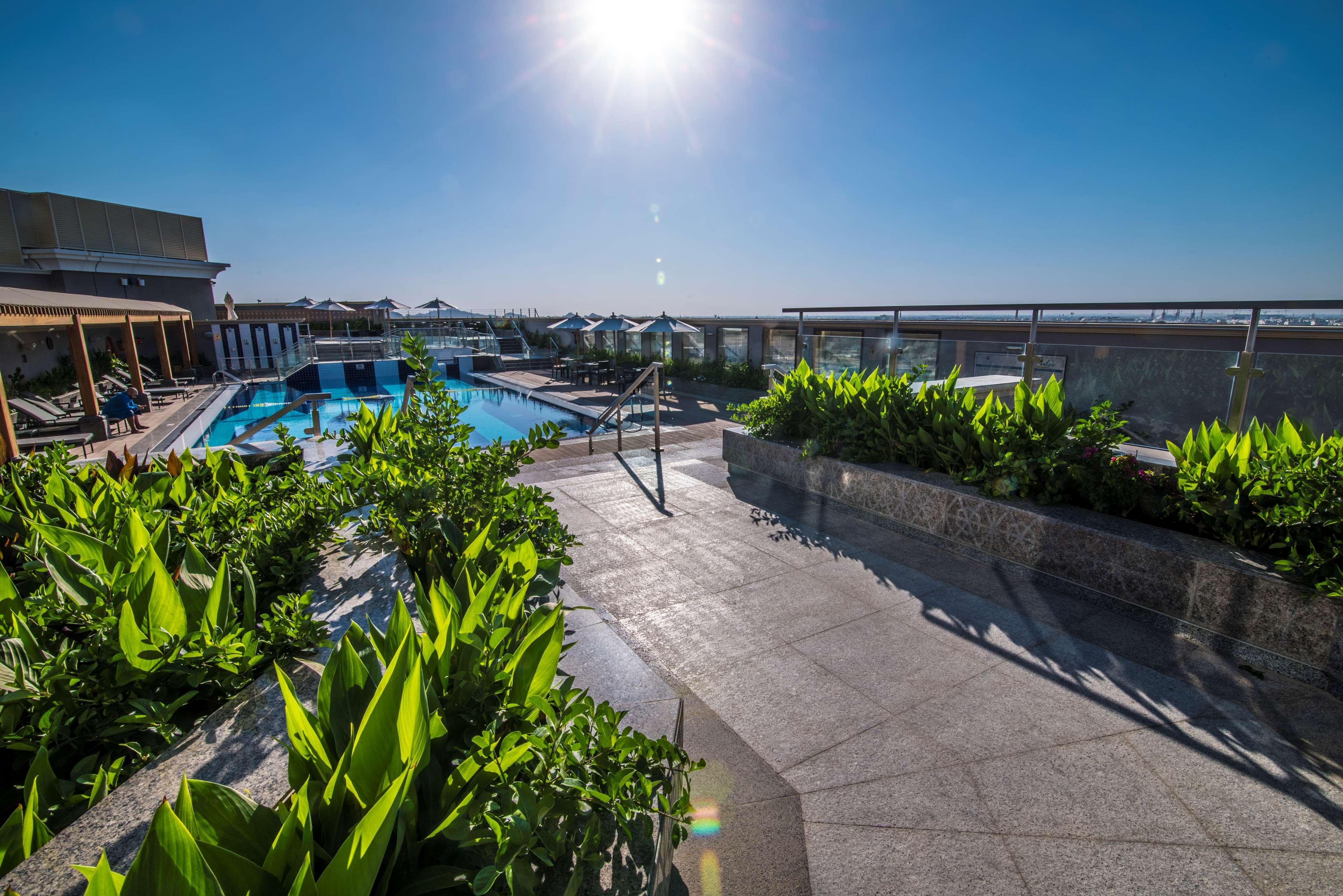 Ayla Grand Hotel Al Ain Exterior foto Rooftop pool at the hotel