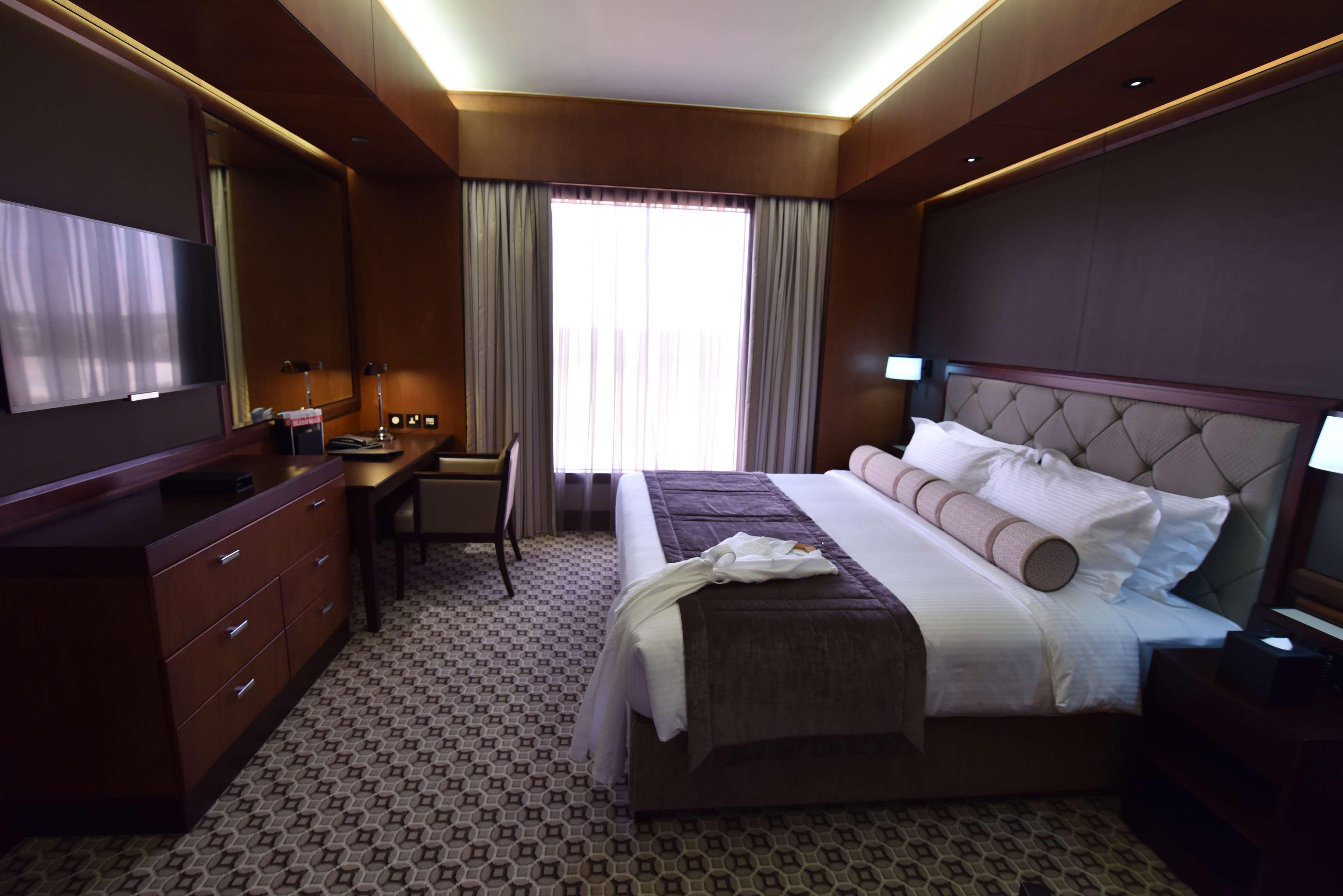 Ayla Grand Hotel Al Ain Exterior foto A bedroom at the hotel