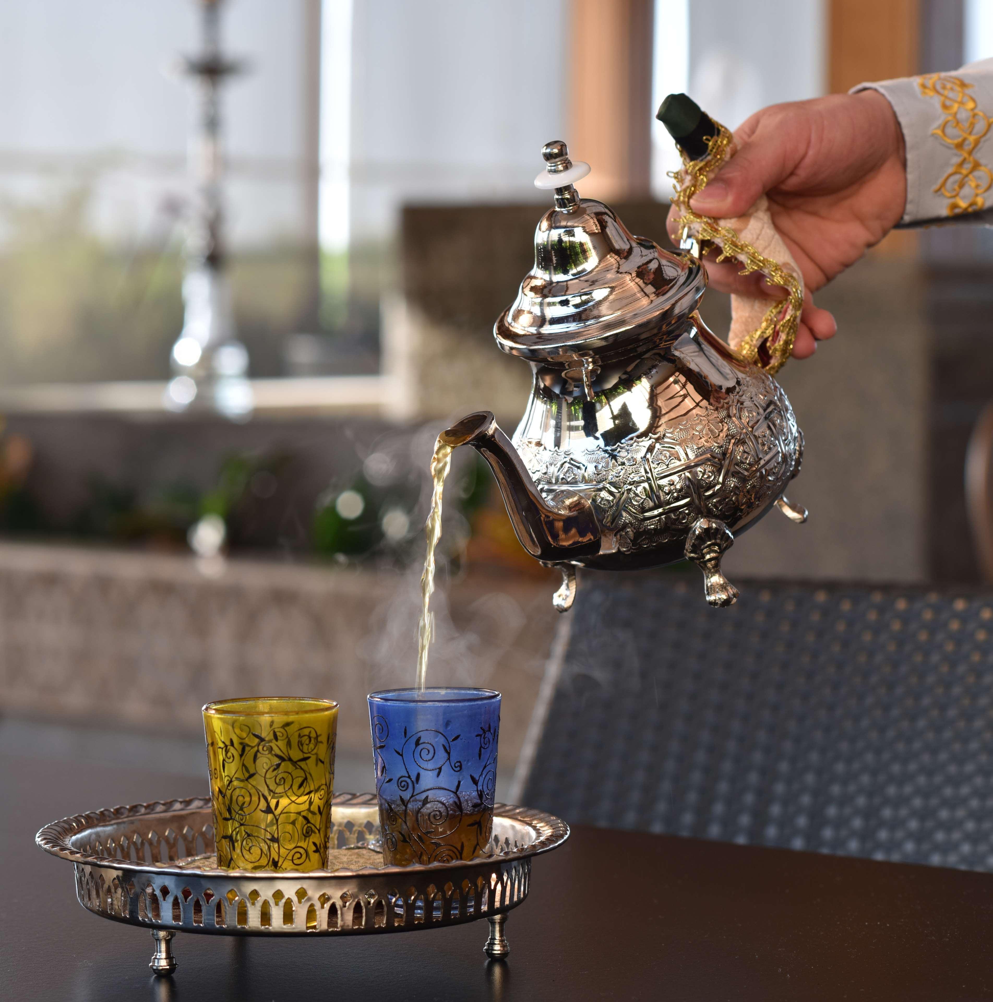 Ayla Grand Hotel Al Ain Exterior foto Moroccan tea being poured