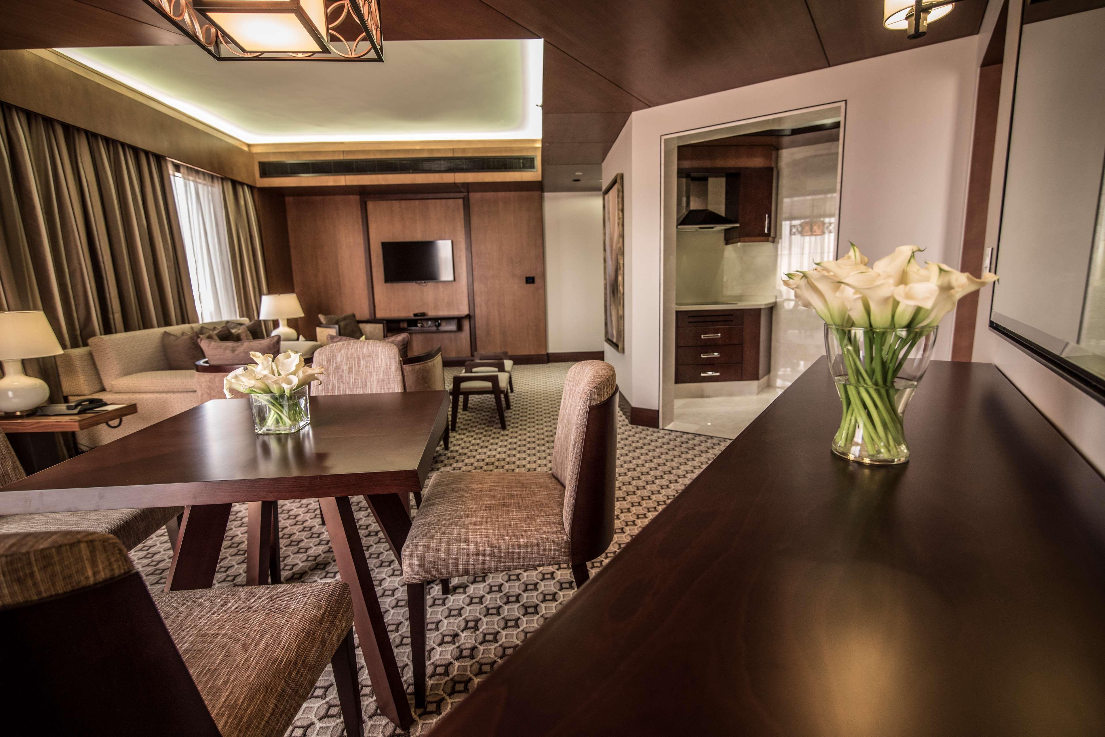 Ayla Grand Hotel Al Ain Exterior foto Suite at the hotel