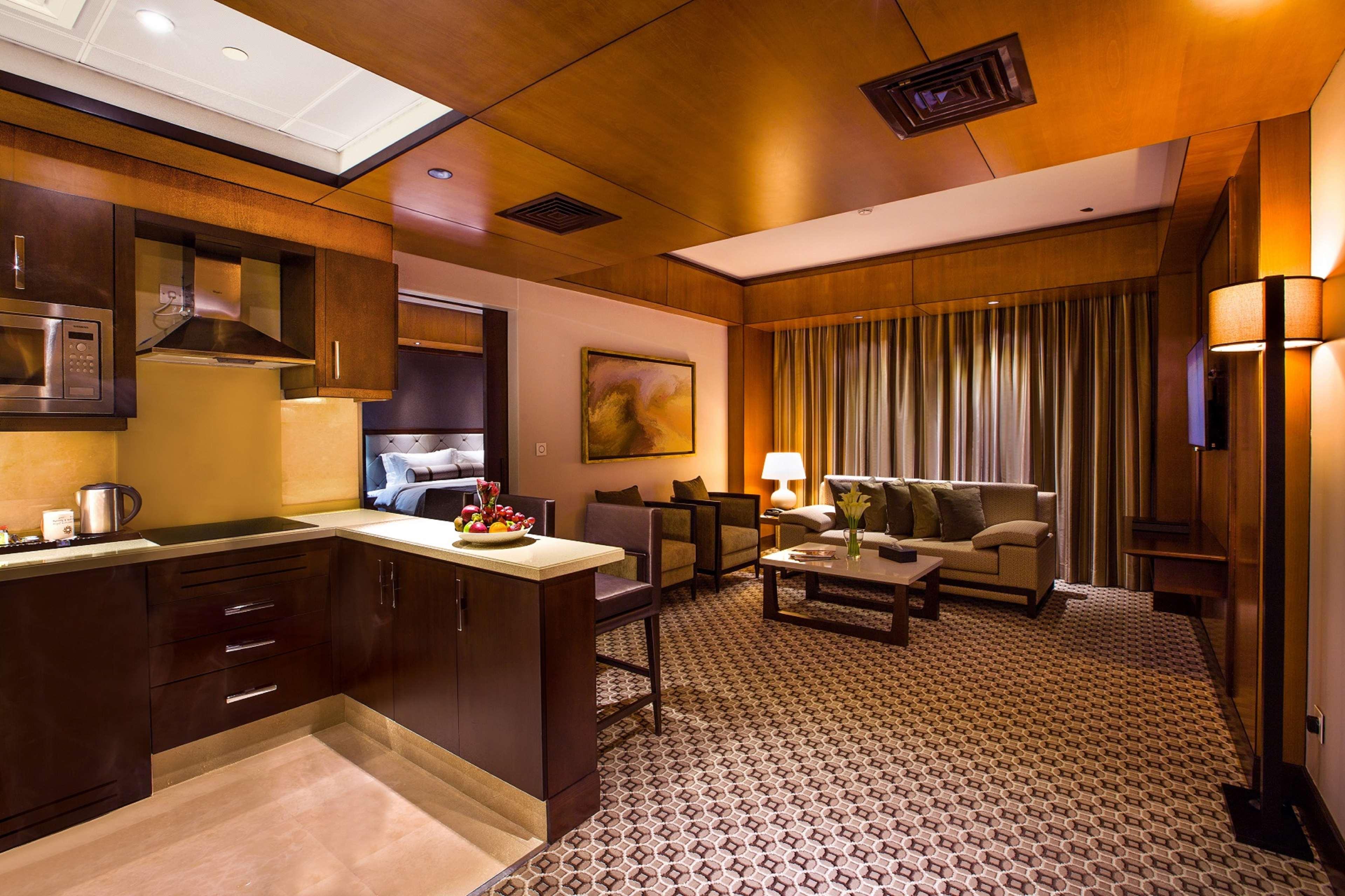 Ayla Grand Hotel Al Ain Exterior foto A suite at the hotel