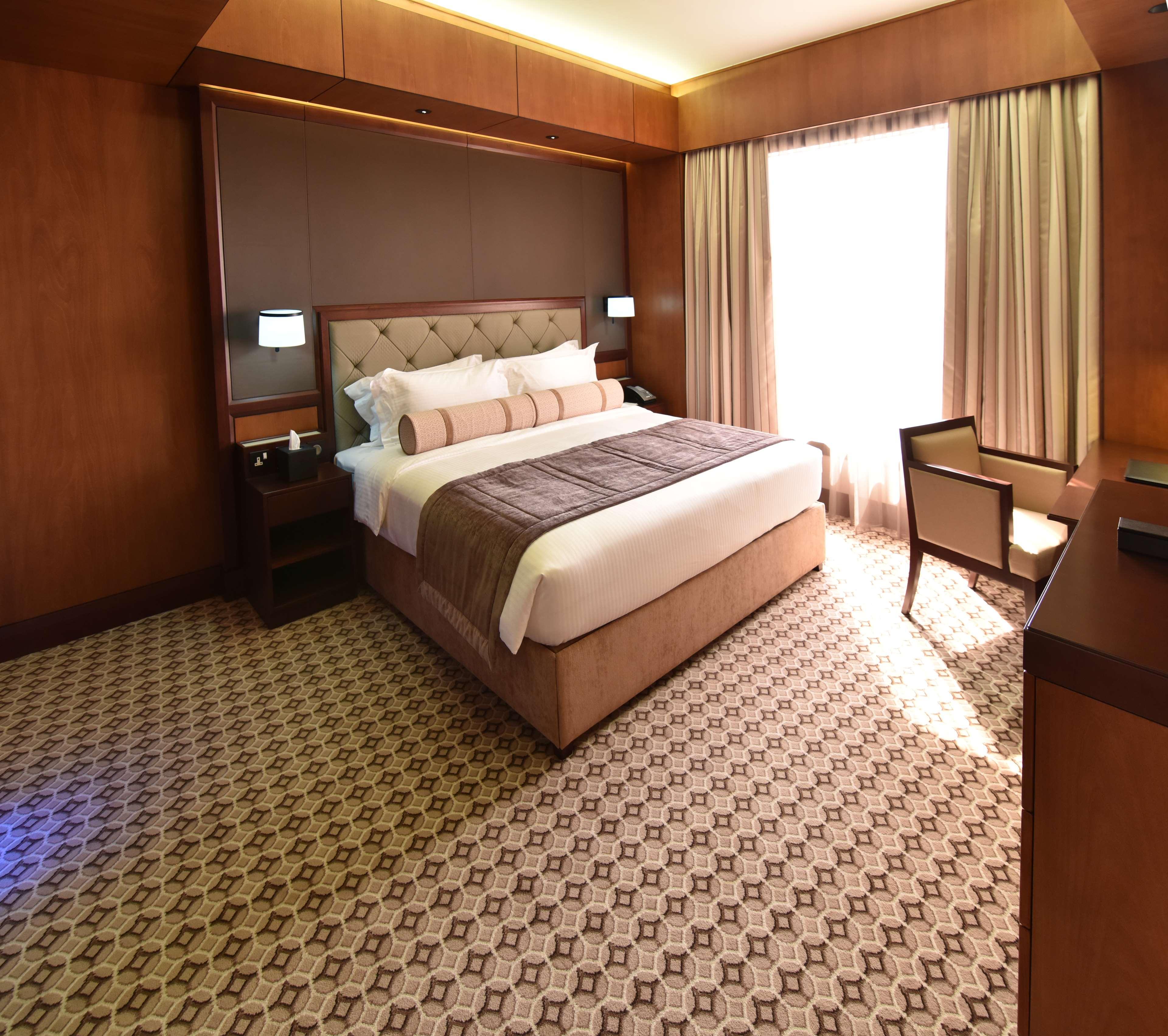 Ayla Grand Hotel Al Ain Exterior foto A bedroom in the hotel