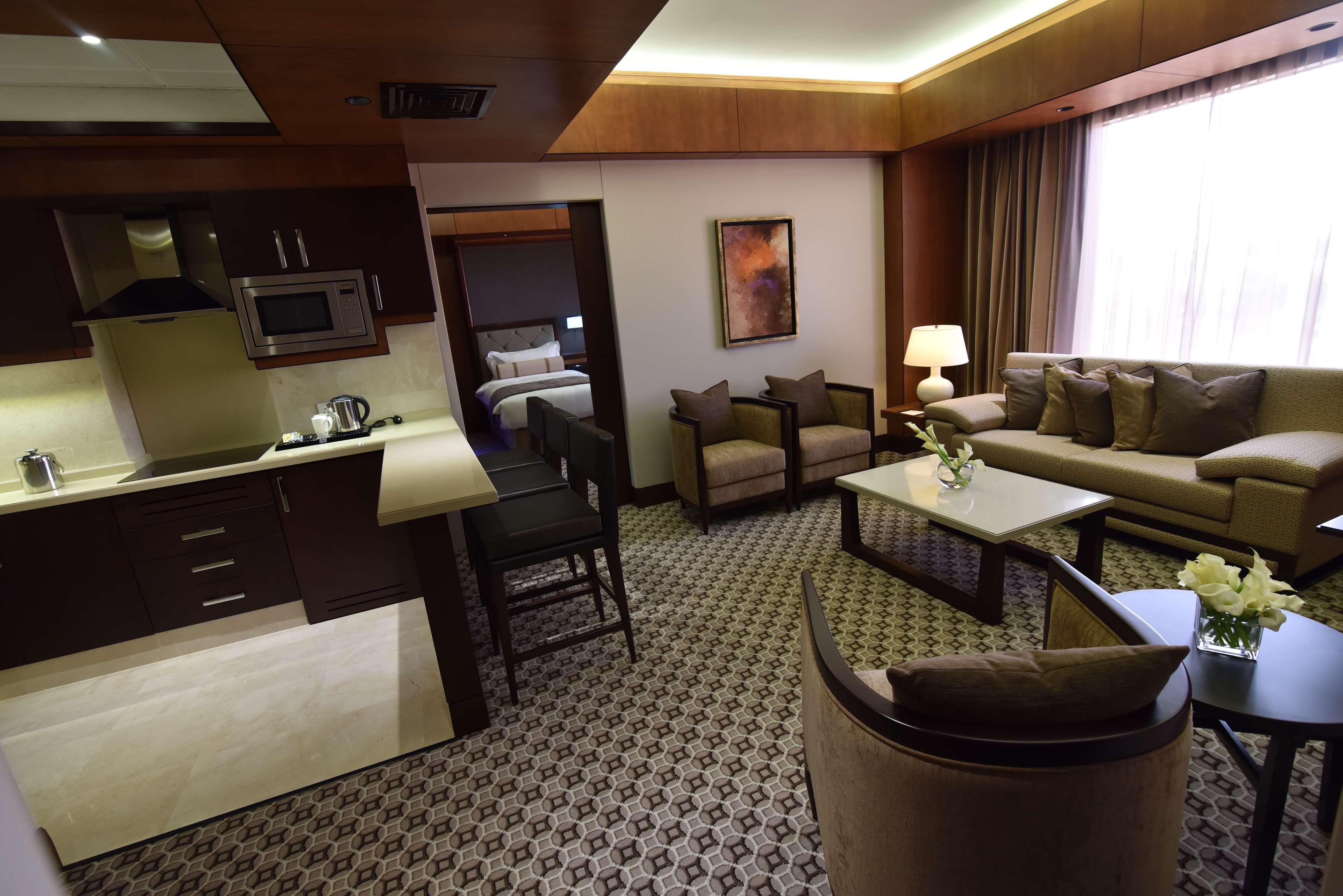 Ayla Grand Hotel Al Ain Exterior foto A suite at the hotel