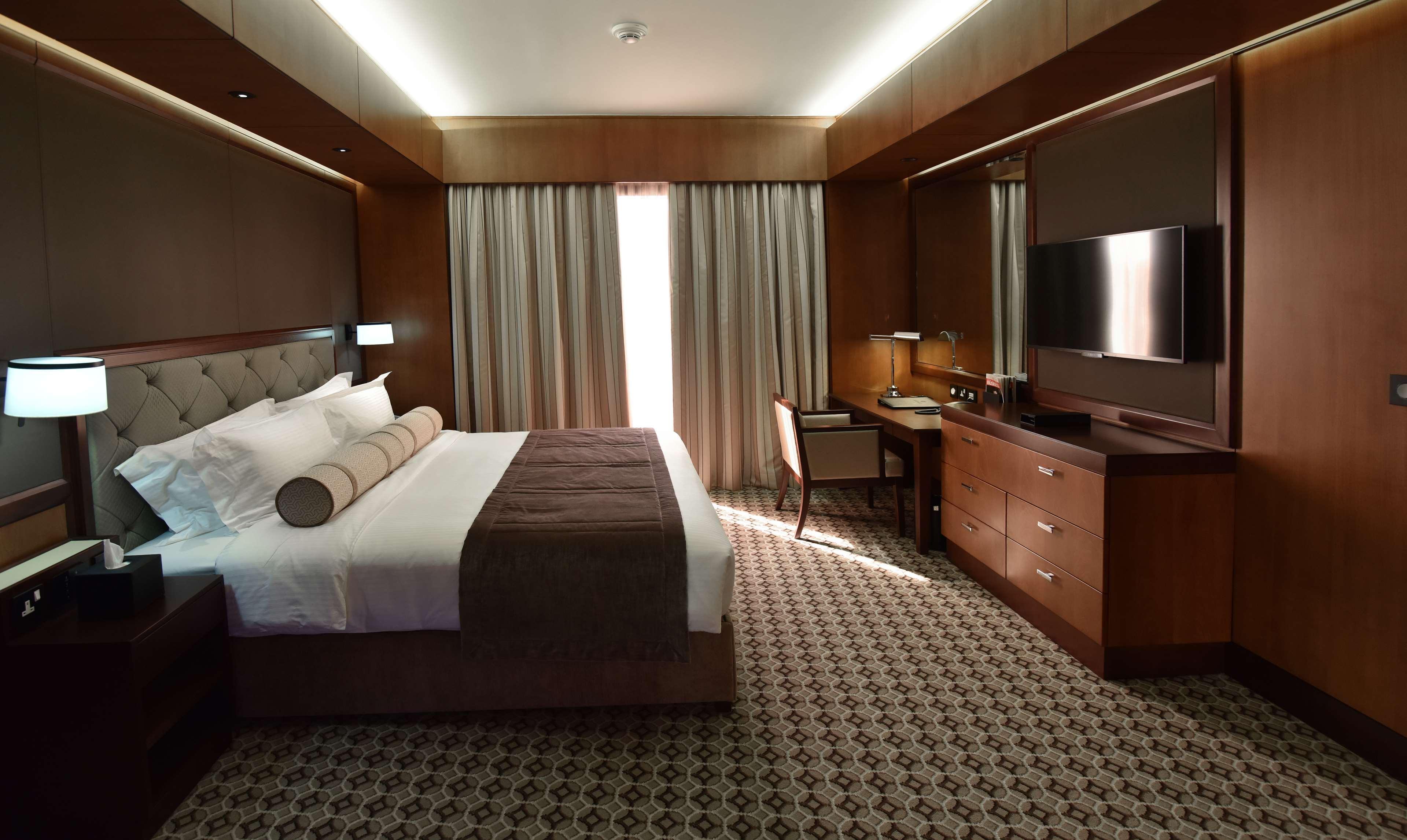 Ayla Grand Hotel Al Ain Exterior foto A bedroom in the hotel