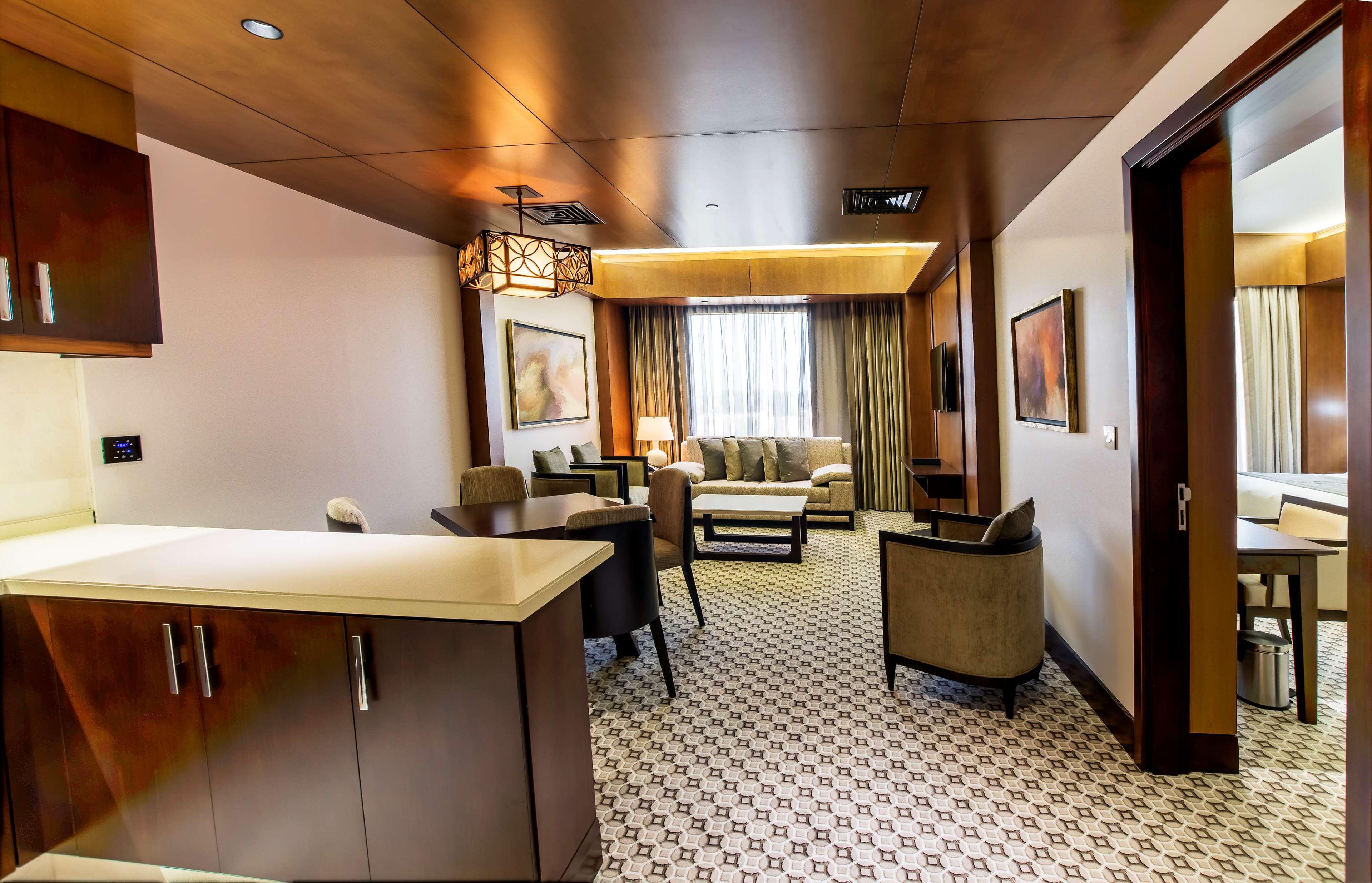 Ayla Grand Hotel Al Ain Exterior foto A suite at the hotel