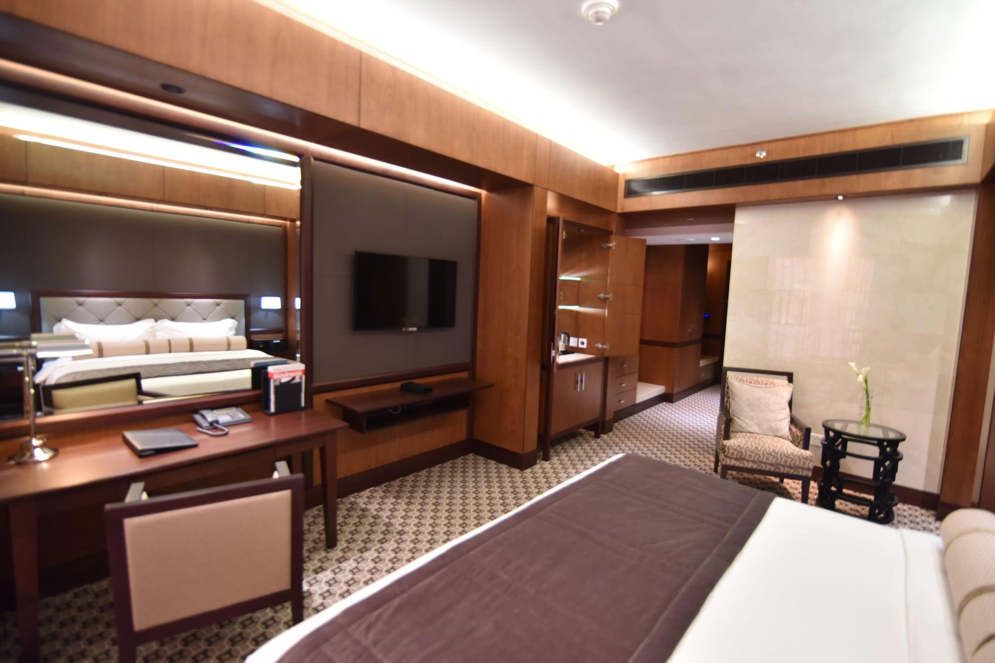 Ayla Grand Hotel Al Ain Exterior foto A suite at the hotel